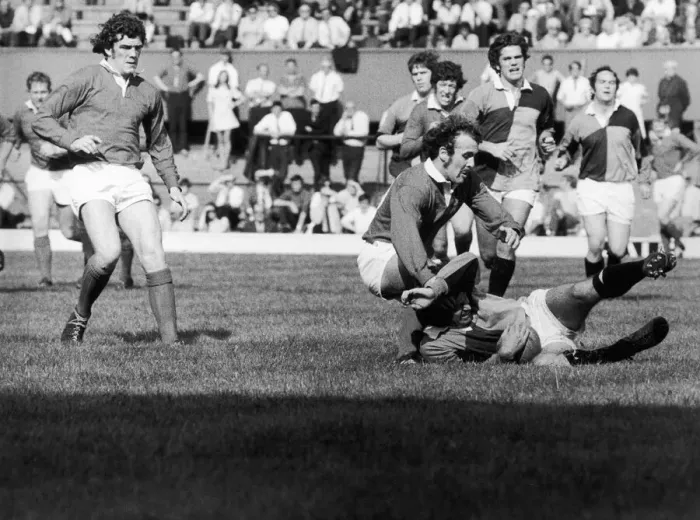 Framed Print : Harlequins v Llanelli 18th September 1971 P Bennett No 10 of Llanelli not satisfied with