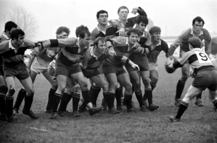 Framed Print : Harlequins v Newport. No. 9 of Harlequins (Gronow) gets away with the ball Framed Print : Harlequins v Newport. No. 9 of Harlequins (Gronow) gets away with the ball