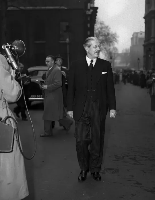 Framed Print : Harold MacMillan arriving Downing Street 1955 Framed Print : Harold MacMillan arriving Downing Street 1955