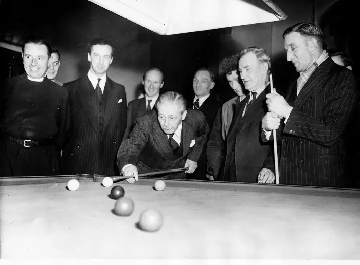 Framed Print : Harold MacMillan Prime Minister playing snooker with seaman