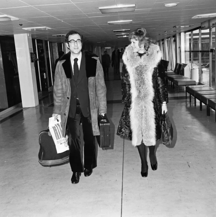 Framed Print : Harold Pinter and Lady Antonia Fraser leaving Heathrow Airport for Washington