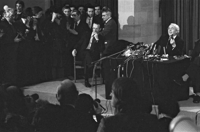 Framed Print : Harold Wilson (1916-1995) announces his resignation as Prime Minister during a press Framed Print : Harold Wilson (1916-1995) announces his resignation as Prime Minister during a press