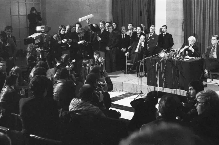 Framed Print : Harold Wilson (1916-1995) announces his resignation as Prime Minister during a press