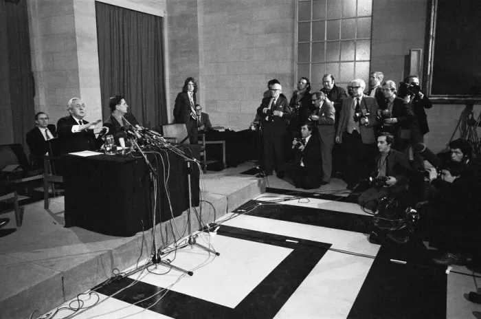 Framed Print : Harold Wilson (1916-1995) announces his resignation as Prime Minister during a press Framed Print : Harold Wilson (1916-1995) announces his resignation as Prime Minister during a press