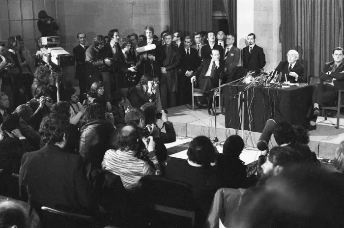 Framed Print : Harold Wilson (1916-1995) announces his resignation as Prime Minister during a press