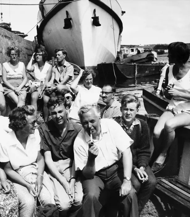 Framed Print : Harold Wilson MP with his family on holiday in the Scilly Isles 1963 Framed Print : Harold Wilson MP with his family on holiday in the Scilly Isles 1963