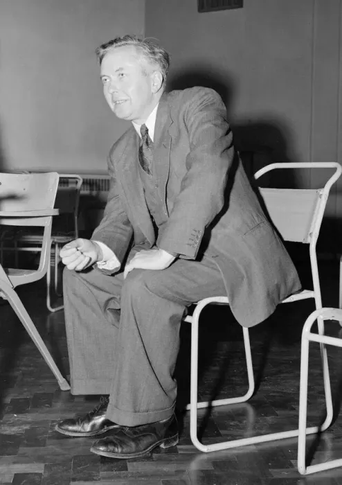 Framed Print : Harold Wilson MP Labour candidate for Huyton at a meeting in the constituency Framed Print : Harold Wilson MP Labour candidate for Huyton at a meeting in the constituency
