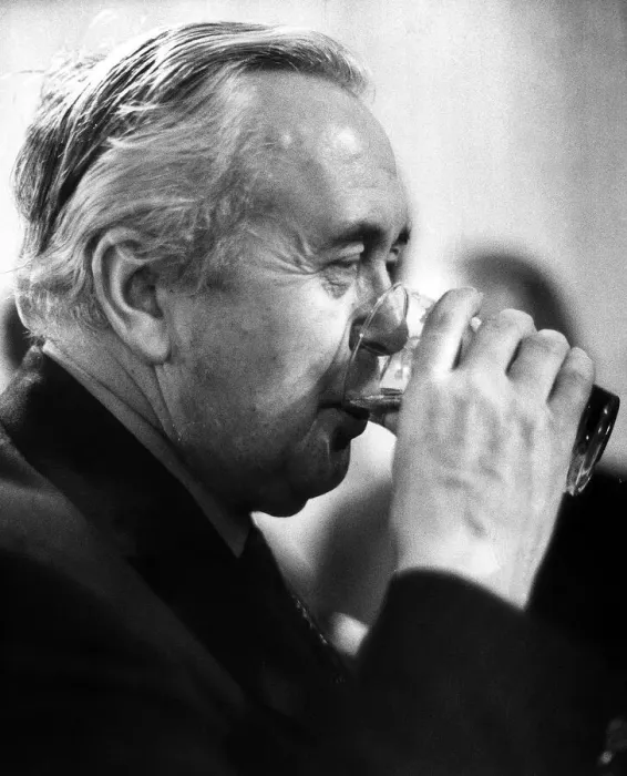 Framed Print : Harold Wilson Prime Minister drinks a pint of beer 1974 Framed Print : Harold Wilson Prime Minister drinks a pint of beer 1974