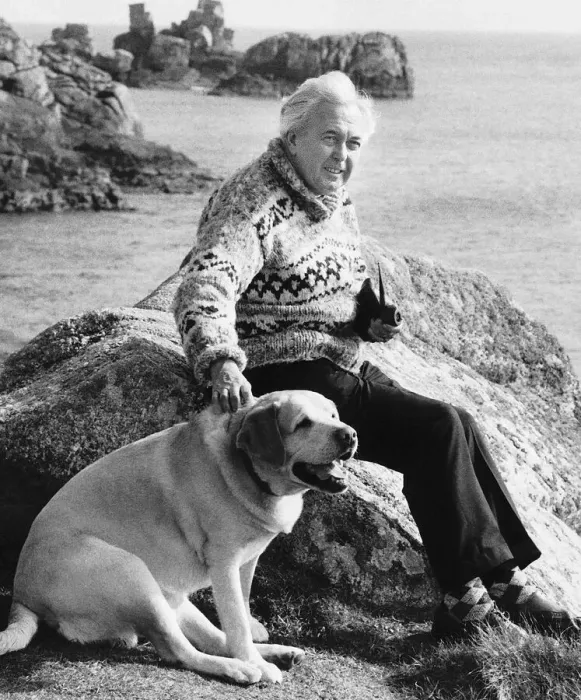Framed Print : Harold Wilson Prime Minister on holiday in the Scilly Islands with his labrador Paddy
