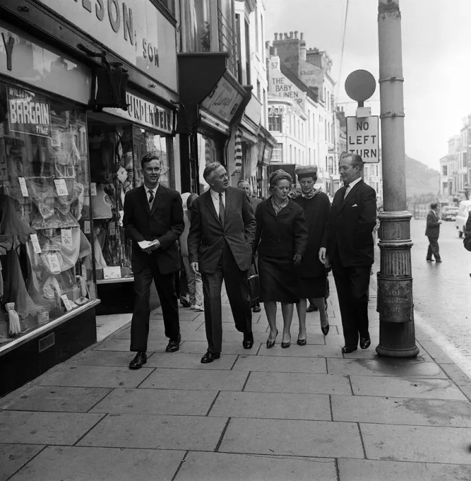 Framed Print : Harold Wilson with his wife Mary and son Robin (left) walk along the seafront with