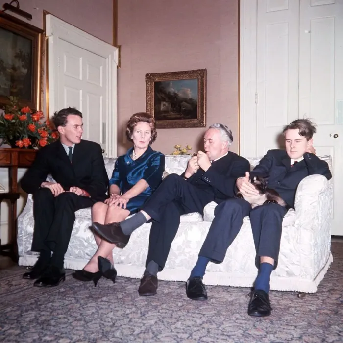 Framed Print : Harold Wilson and his wife Mary and their two sons at No 10 Framed Print : Harold Wilson and his wife Mary and their two sons at No 10
