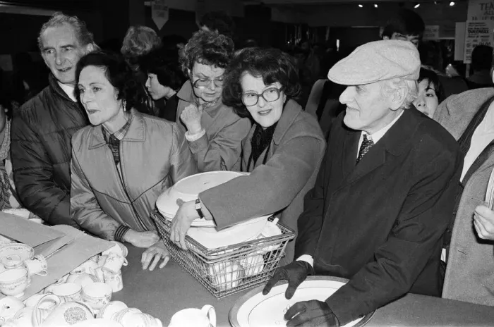 Framed Print : Harrods sale gets underway in Knightsbridge, London. A free-for-all in the crookery Framed Print : Harrods sale gets underway in Knightsbridge, London. A free-for-all in the crookery