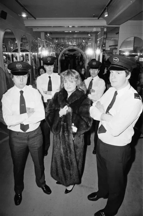 Framed Print : Harrods sale gets underway in Knightsbridge, London. Sara Ford wearing the £55 Framed Print : Harrods sale gets underway in Knightsbridge, London. Sara Ford wearing the £55