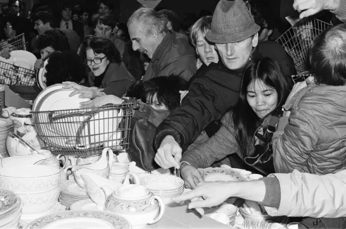 Framed Print : Harrods sale gets underway in Knightsbridge, London. A free-for-all in the crookery