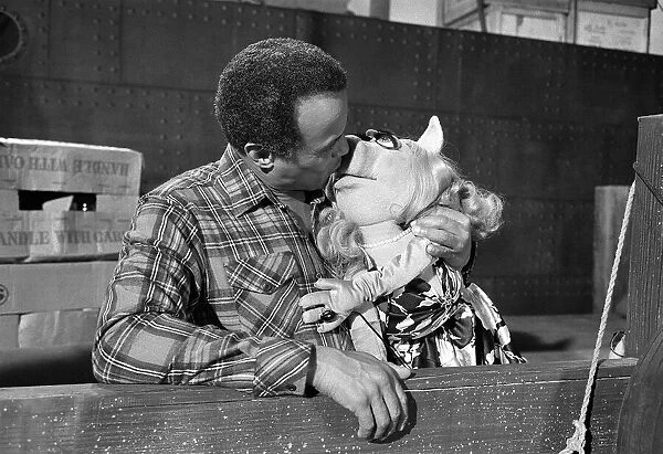 Harry Belafonte joins Miss Piggy November 1978 from The Muppets in a kiss