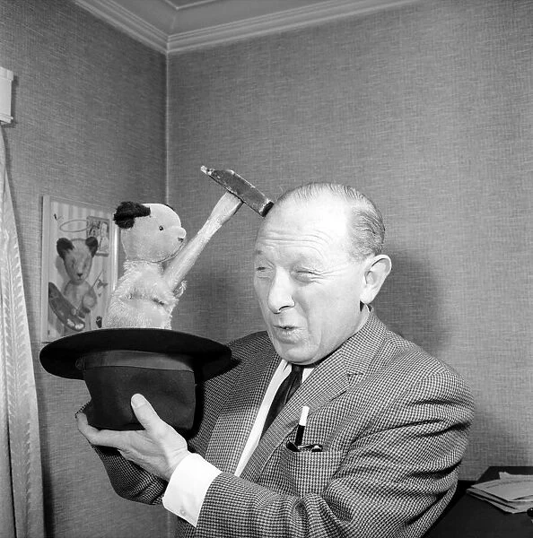Harry Corbett at home with Sooty. 1960 A1224-007