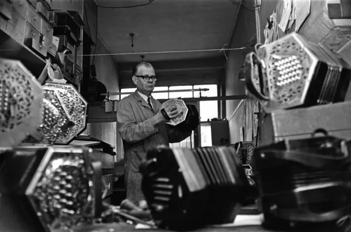 Framed Print : Harry Crabb seen here making concertinas in his workshop at Liverpool Street Framed Print : Harry Crabb seen here making concertinas in his workshop at Liverpool Street
