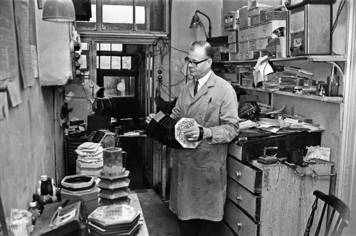 Framed Print : Harry Crabb seen here making concertinas in his workshop at Liverpool Street