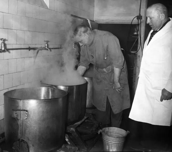 Framed Print : Harry Monty (left) and Tubby Isaacs inspect the cooling of some eels December 1962 Framed Print : Harry Monty (left) and Tubby Isaacs inspect the cooling of some eels December 1962