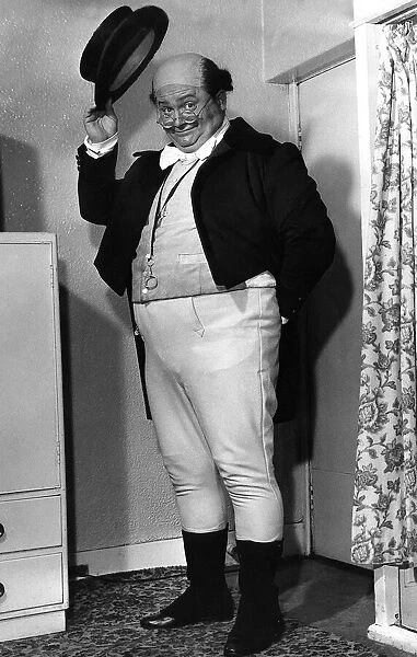 Harry Secombe singer comedian A©mirrorpix