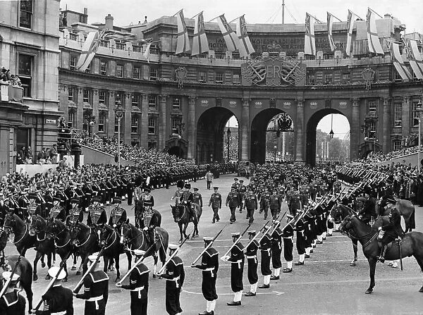 The head of Her Majesty Procession make their way through Admiralty Arch as they escort