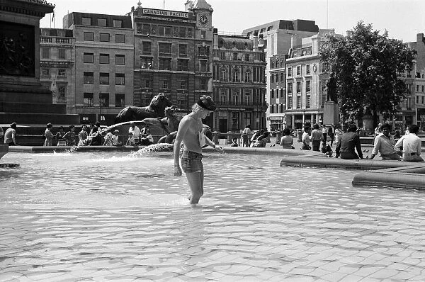 Heatwave in Trafalgar Square, London. As the temperatures soared into the 80s again today