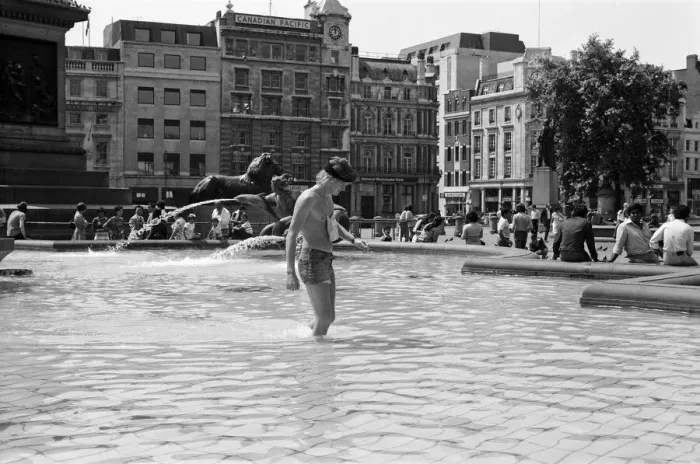 Framed Print : Heatwave in Trafalgar Square, London. As the temperatures soared into the 80s again today Framed Print : Heatwave in Trafalgar Square, London. As the temperatures soared into the 80s again today
