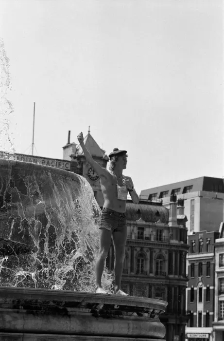 Framed Print : Heatwave in Trafalgar Square, London. As the temperatures soared into the 80s again today Framed Print : Heatwave in Trafalgar Square, London. As the temperatures soared into the 80s again today
