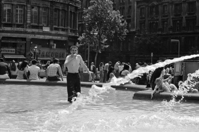 Framed Print : Heatwave in Trafalgar Square. As the temperatures soared into the 80s again today Framed Print : Heatwave in Trafalgar Square. As the temperatures soared into the 80s again today