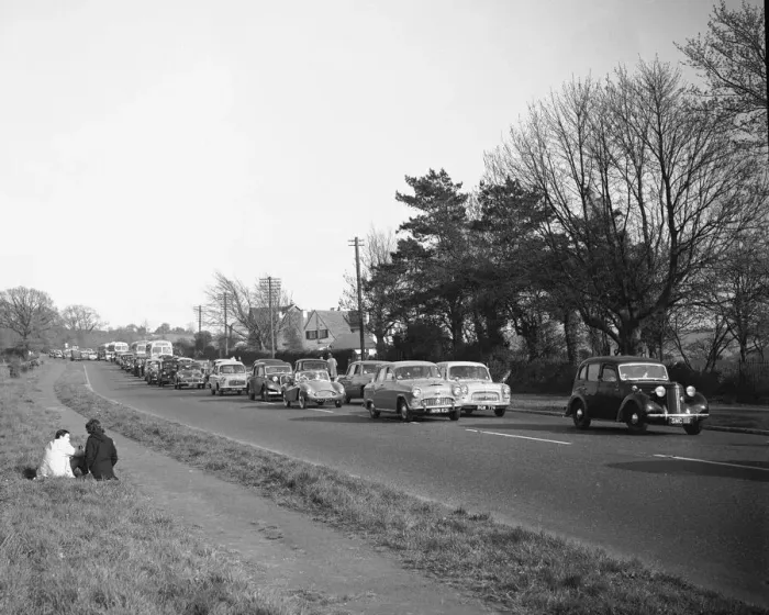 Framed Print : Heavy Easter holiday traffic comes to a halt outside Basingstoke. 20th April 1960 Framed Print : Heavy Easter holiday traffic comes to a halt outside Basingstoke. 20th April 1960
