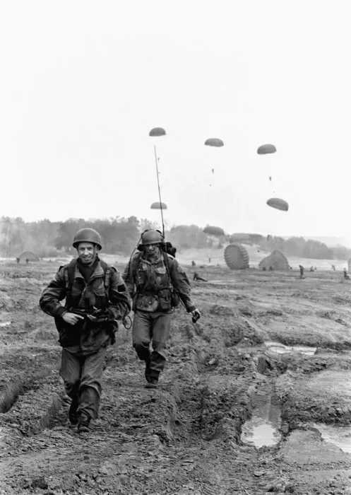 Framed Print : Heavy Equipment Drop Rehearsal April 1967 Regiment at Aldershot barracks go through