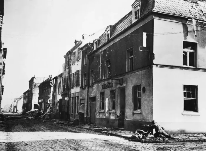 Framed Print : Heavy machine gun crew in Saarlautern, Germany. 21st February 1945 Framed Print : Heavy machine gun crew in Saarlautern, Germany. 21st February 1945