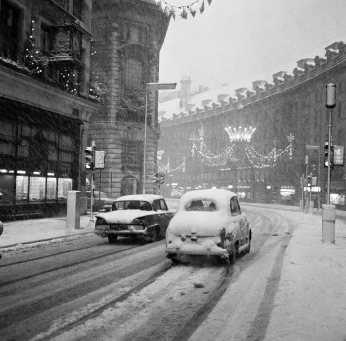 Framed Print : The heavy snowfall on New Years Eve leave Londons Regent Street near deserted of