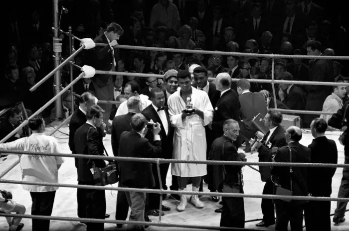 Framed Print : Heavy weight championship of the World bout between Cassius Clay v