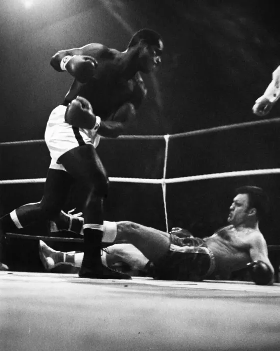 Framed Print : Heavyweight bout between Jim Fletcher and Brian London at Liverpool Stadium, Merseyside Framed Print : Heavyweight bout between Jim Fletcher and Brian London at Liverpool Stadium, Merseyside