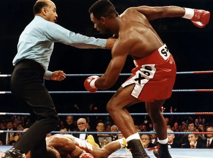Framed Print : Heavyweight boxer Lennox Lewis tin action during his fight against Donovan