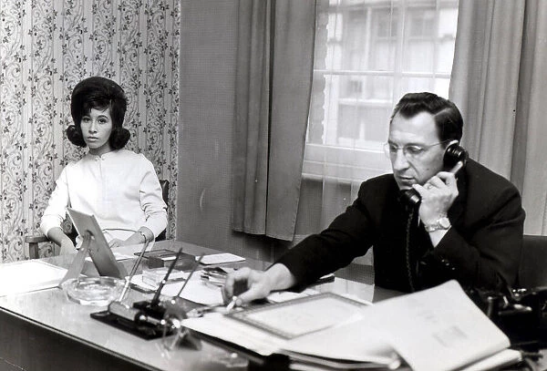 HELEN SHAPIRO WITH HER AGENT ALAN PAIANOR - 02  /  06  /  1964