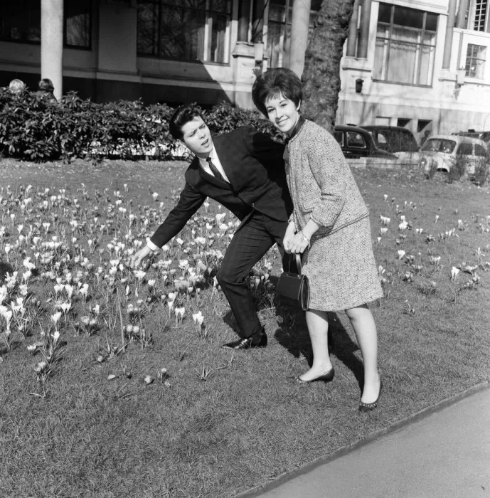 Framed Print : Helen Shapiro and Cliff Richard in the Embankment Gardens before going to the Variety Framed Print : Helen Shapiro and Cliff Richard in the Embankment Gardens before going to the Variety