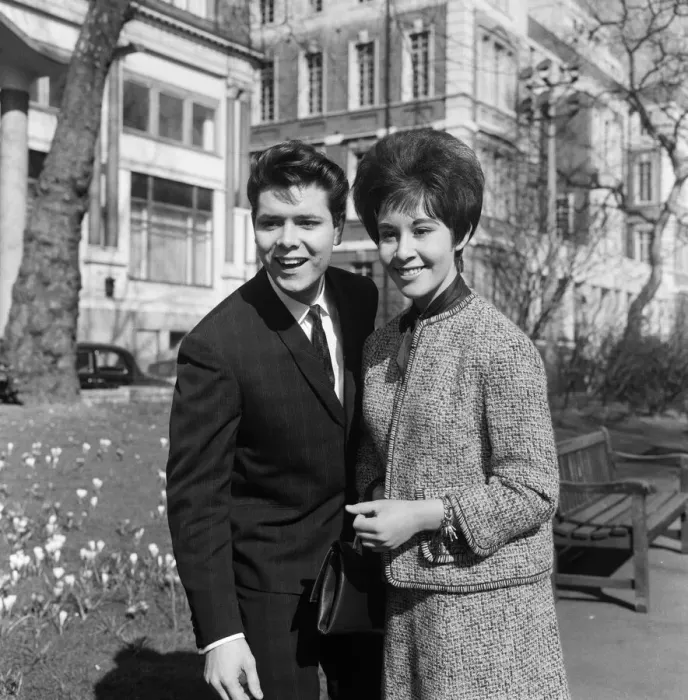 Framed Print : Helen Shapiro and Cliff Richard in the Embankment Gardens before going to the Variety Framed Print : Helen Shapiro and Cliff Richard in the Embankment Gardens before going to the Variety