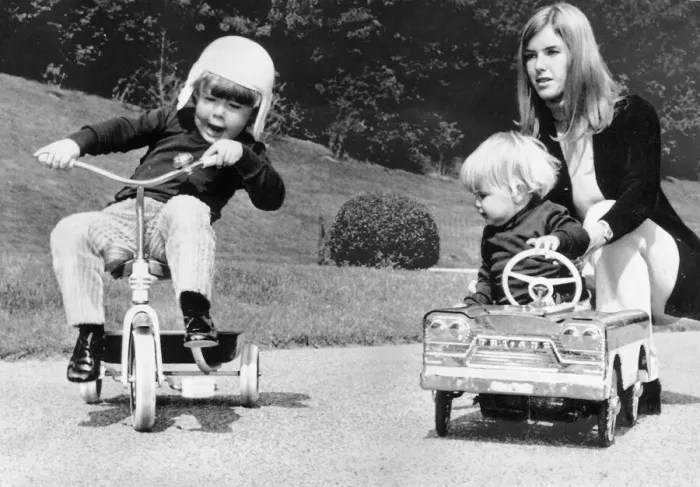 Framed Print : Helen Stewart, wife of racing driver Jackie Stewart with sons Paul Stewart (L
