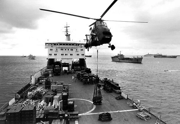 HELICOPTER LIFTING SUPPLIES FROM DECK OF SHIP DURING THE FALKLANDS WAR 1982