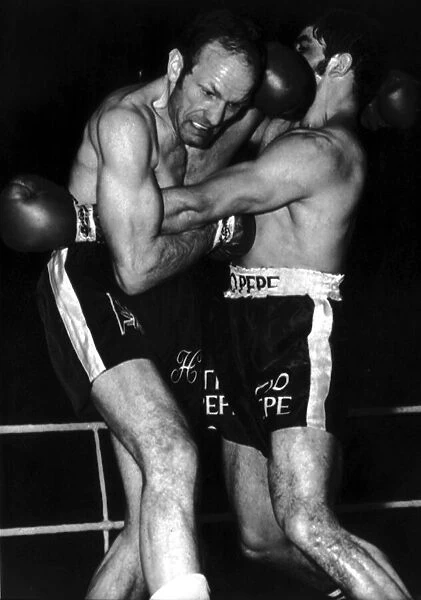 Henry Cooper boxer fighting Jose Urtain at Wembley November 1970