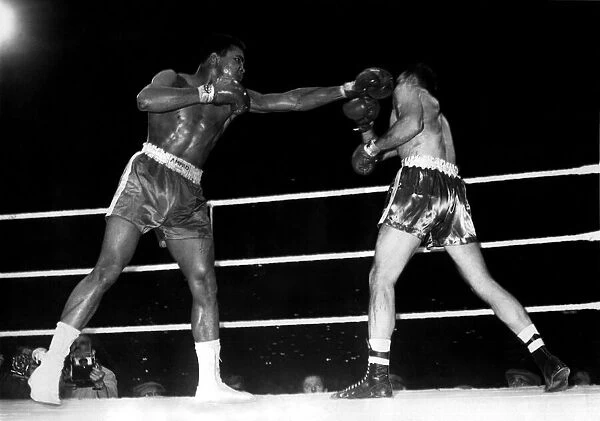 Henry Cooper and Cassius Clay ( Muhammad Ali ) fight for the World Heavyweight Boxing