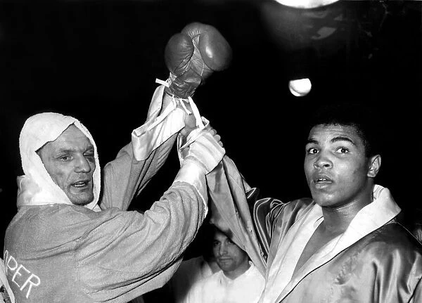 Henry Cooper and Cassius Clay ( Muhammad Ali ) fight for the World Heavyweight Boxing