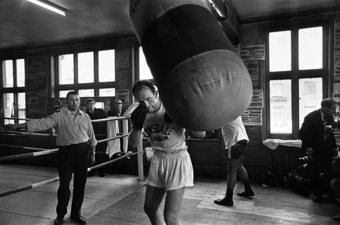 Framed Print : Henry Cooper in the gym training ahead of his second with Muhammad Ali Framed Print : Henry Cooper in the gym training ahead of his second with Muhammad Ali
