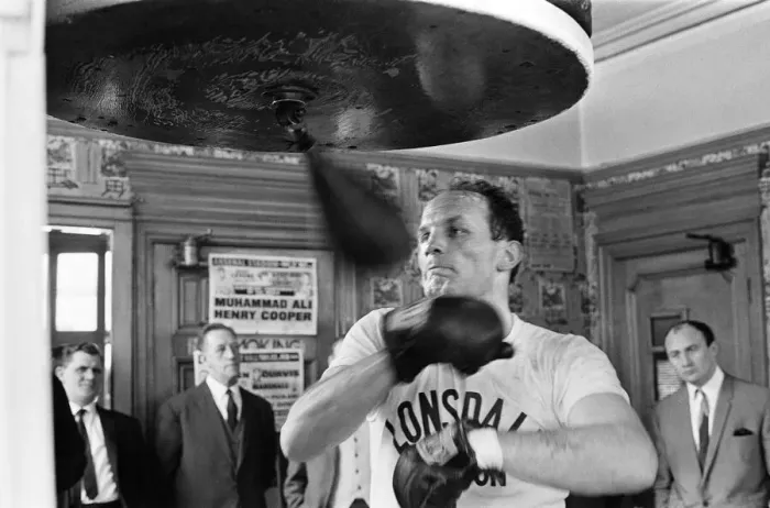 Framed Print : Henry Cooper in the gym training ahead of his second with Muhammad Ali Framed Print : Henry Cooper in the gym training ahead of his second with Muhammad Ali