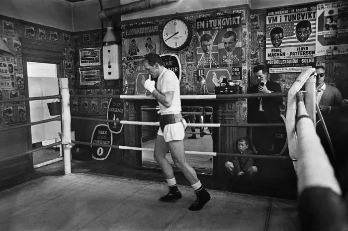 Framed Print : Henry Cooper in the gym training ahead of his second with Muhammad Ali Framed Print : Henry Cooper in the gym training ahead of his second with Muhammad Ali