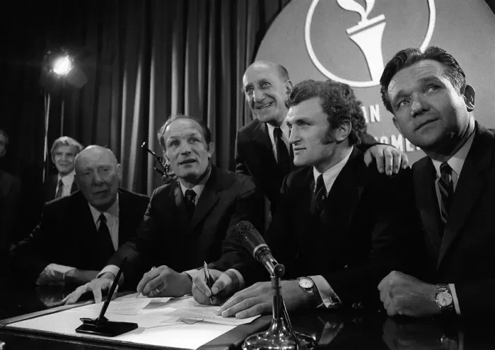 Framed Print : Henry Cooper and Joe Bugner sign to meet for the British Heavyweight crown on March 16th Framed Print : Henry Cooper and Joe Bugner sign to meet for the British Heavyweight crown on March 16th