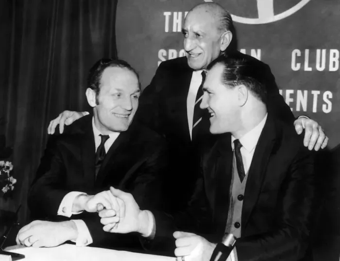 Framed Print : Henry Cooper shakes hands with Jack Bodell January 1970 after signing up for Framed Print : Henry Cooper shakes hands with Jack Bodell January 1970 after signing up for