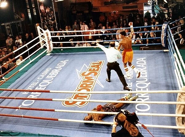 Herol Graham Boxer knocked out as Referee makes Julian Jackson stand by his corner